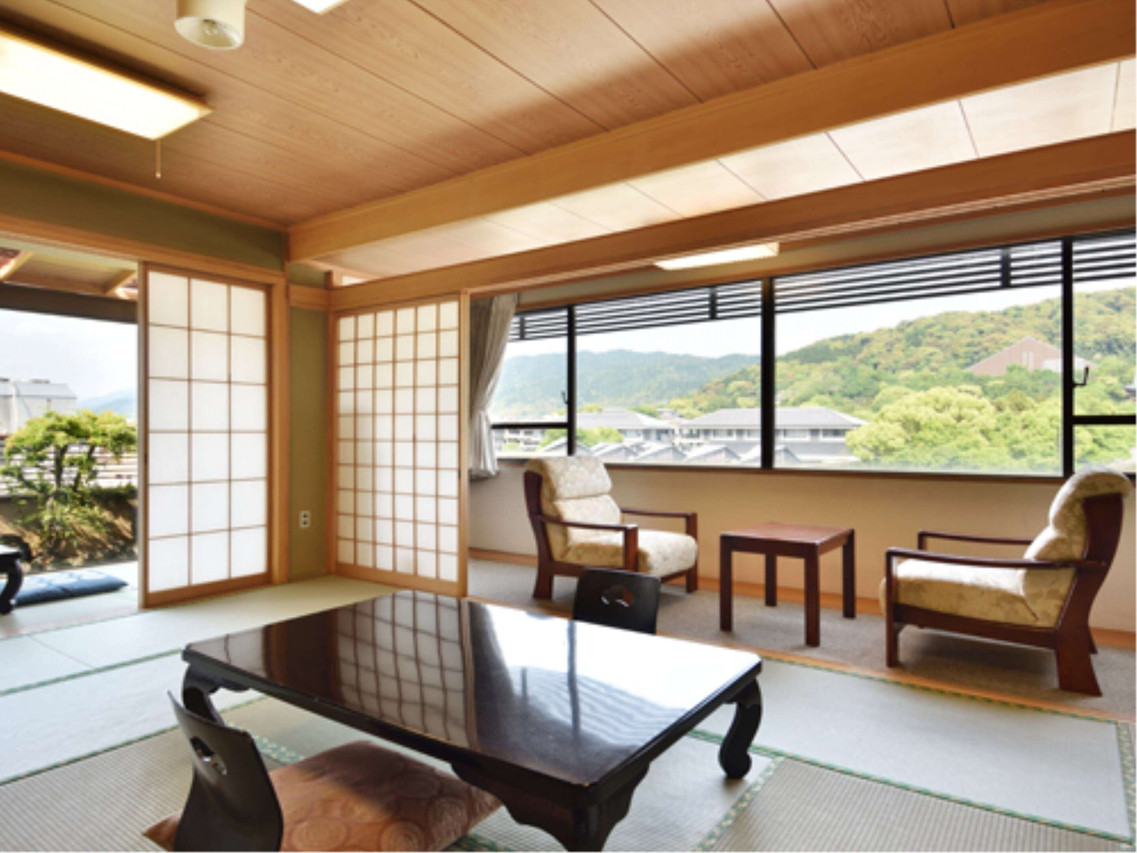 Tatami room with a mountain view.
