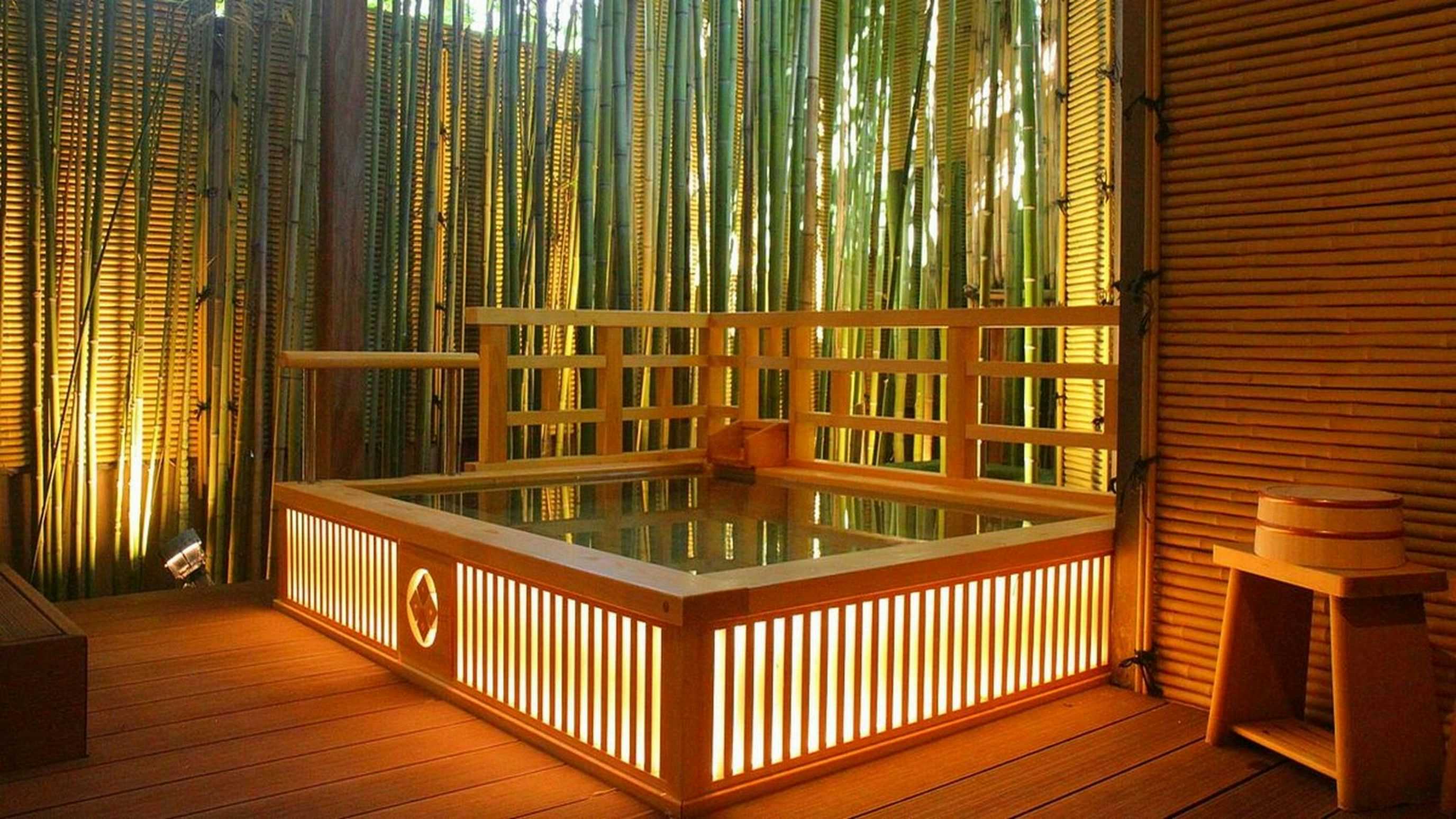 Atami Onsen Yunosuke Ookawa with a square wooden bath enclosed by a bamboo screen.