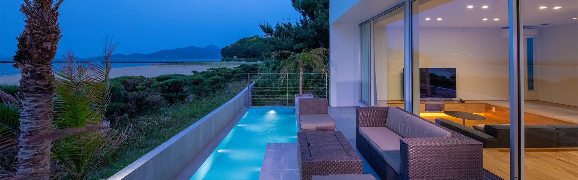 Mizuno Ryokan with a long infinity pool overlooking the blue ocean.