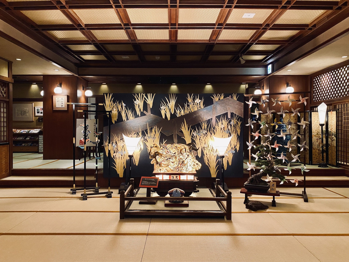 Interior with decorative ornaments.