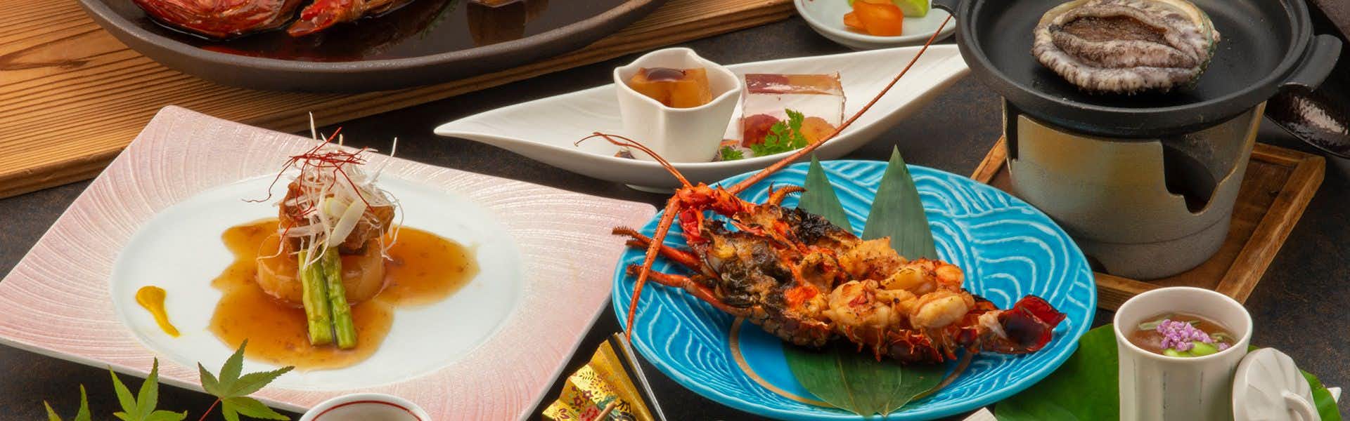 Izu Kogen Syuhari with colorful plated foods, black bowls, and patterned tableware