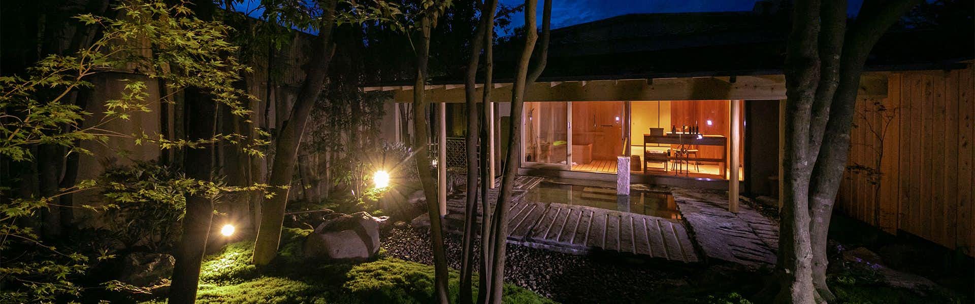Suki no Yado Yakakutei with a quiet garden path leading toward the warmly lit guest rooms.