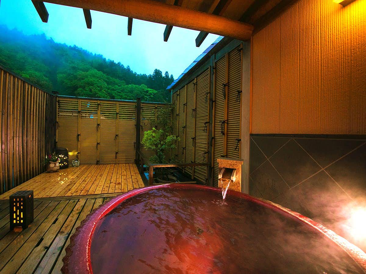 Tsuchiyu Onsen Gensen Yuan New Ougiya with a private stone bath filled with clear blue water.