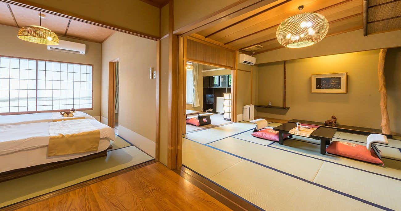 Authentic Inn for Stays with Your Beloved Dog - Awara Onsen Tsukika with a spacious tatami room with twin beds.