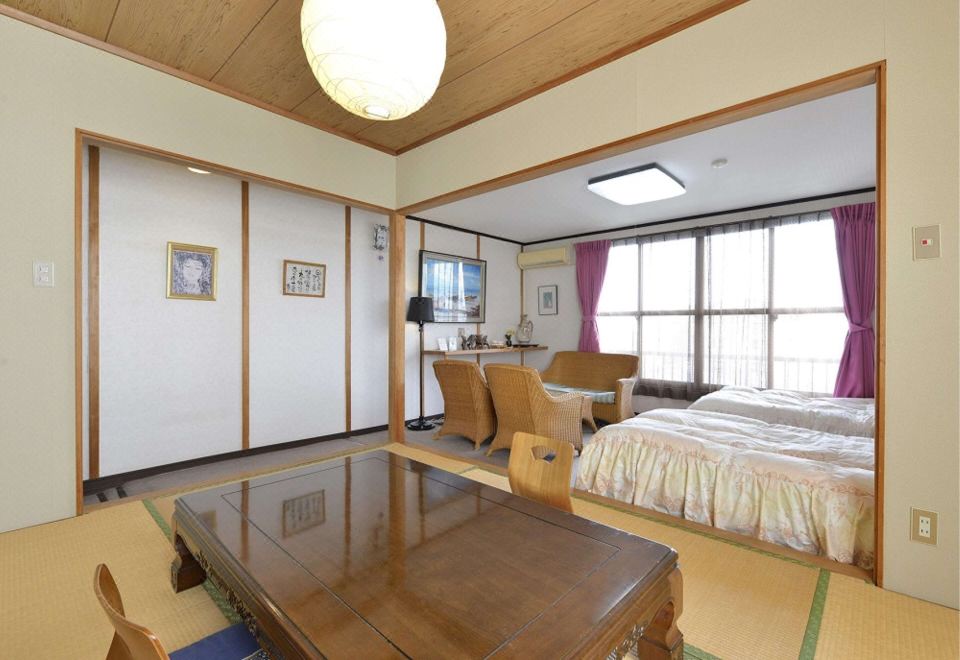 A guest room with twin beds and a low table.