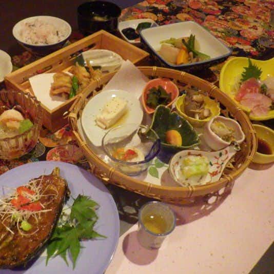 Kitayama Kousen Ganso Niemonya with a Japanese dinner arranged around seafood, rice, and small dishes.