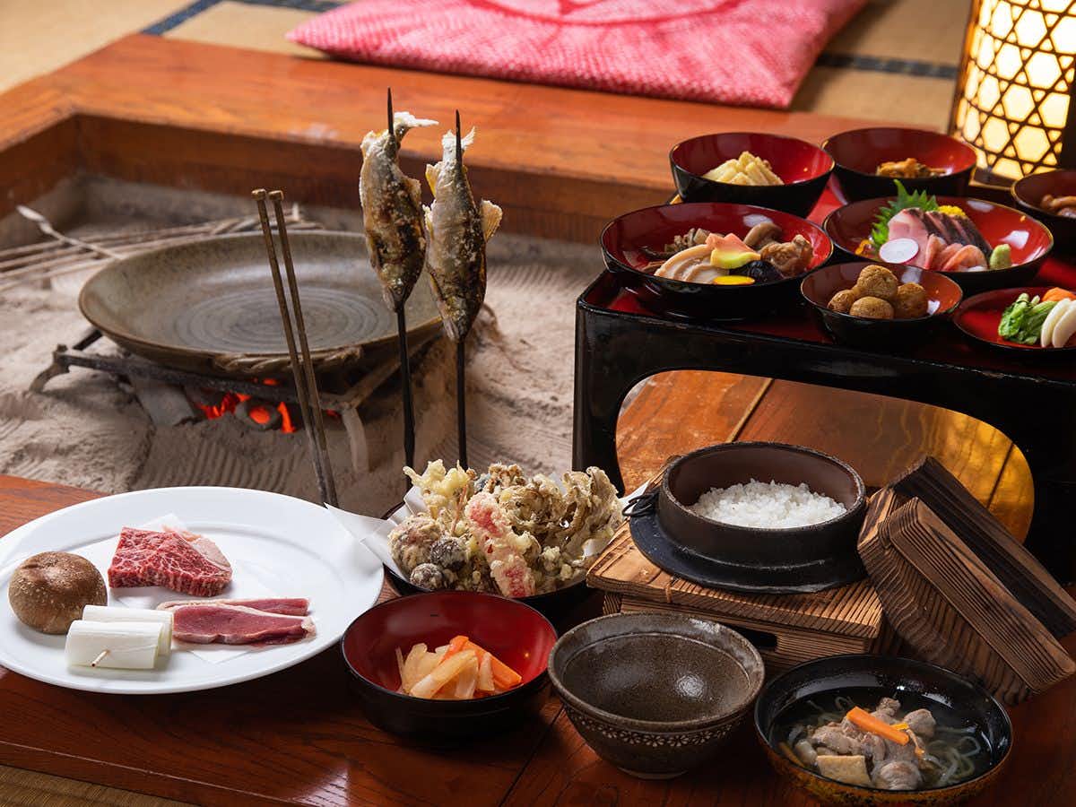 Kiyotsu Gorge Hotel Setoguchi with a hearthside dinner arranged with grilled fish and seasonal dishes.