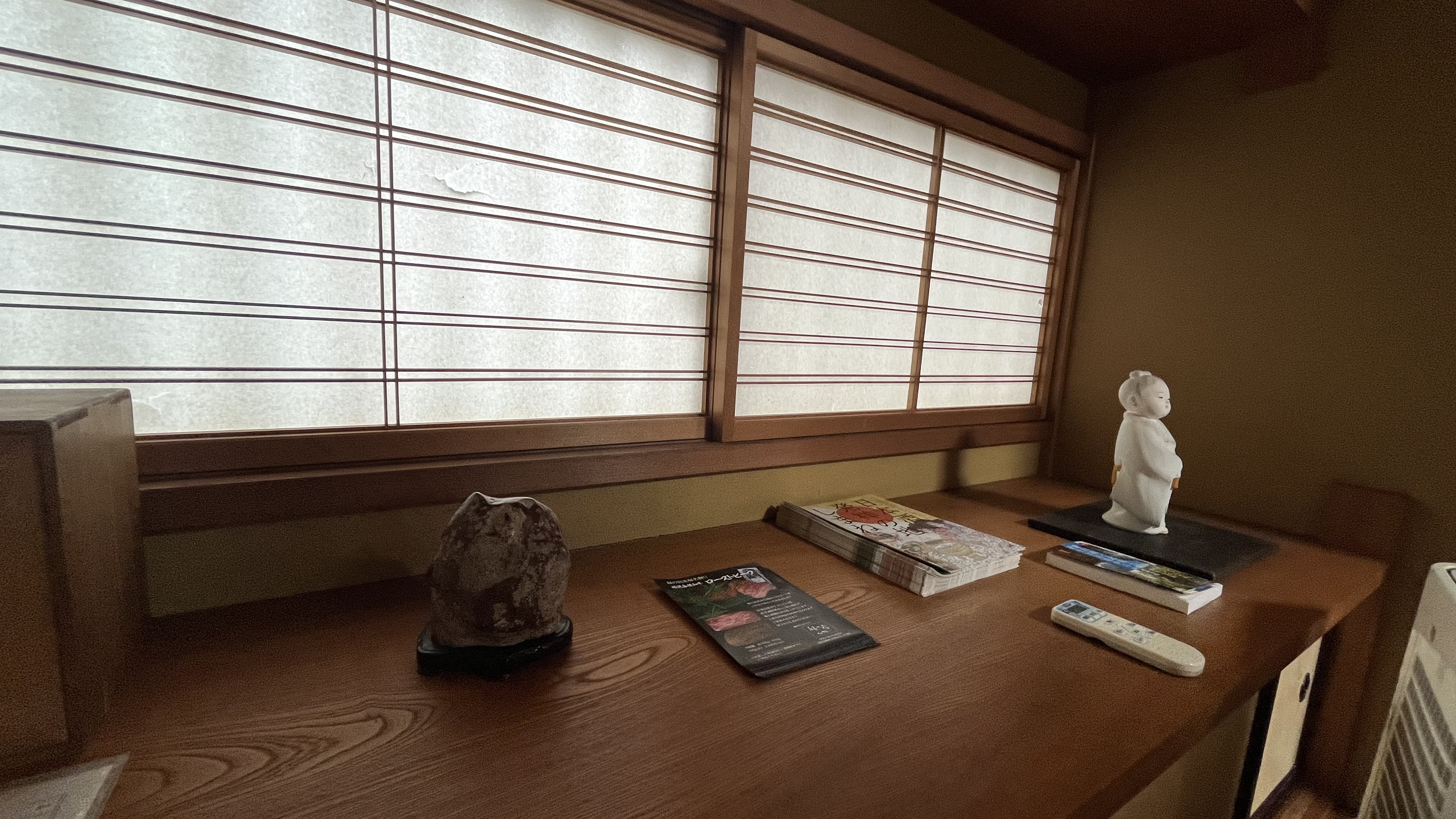 En no Yado Kitabori with a built-in wooden desk beneath broad shoji windows.