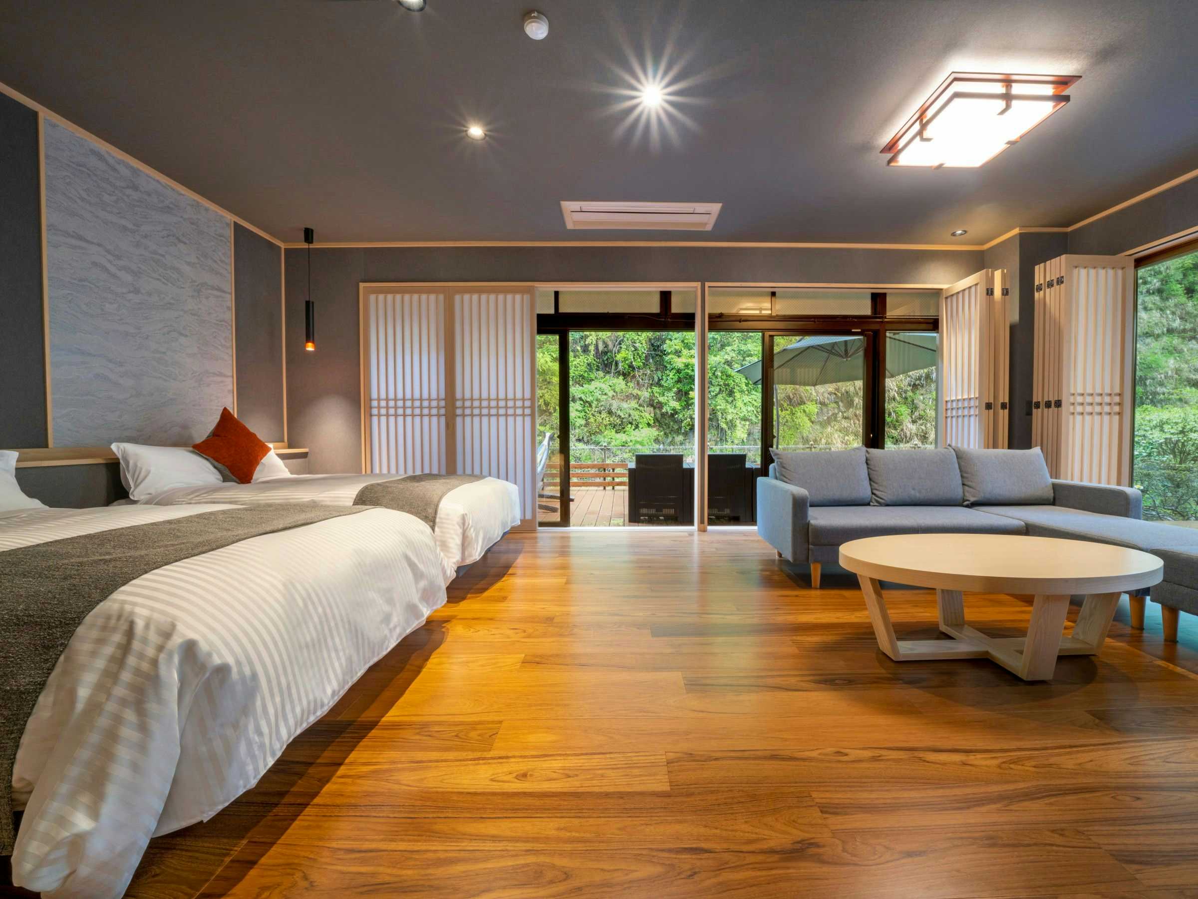 Valley Villa Mochinoki with a bright suite with twin beds and forest windows.