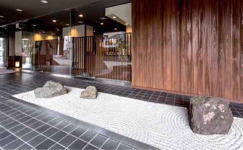 Ryokufuso with a minimalist lobby garden arranged with white gravel and stones.