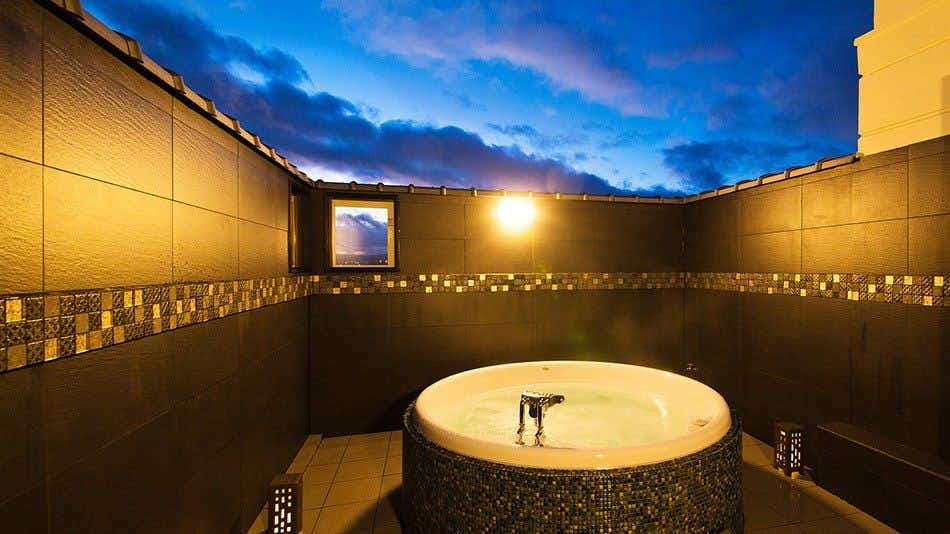 Koto Heian no Yado Kanade with a private round bath beneath a deep blue sky.