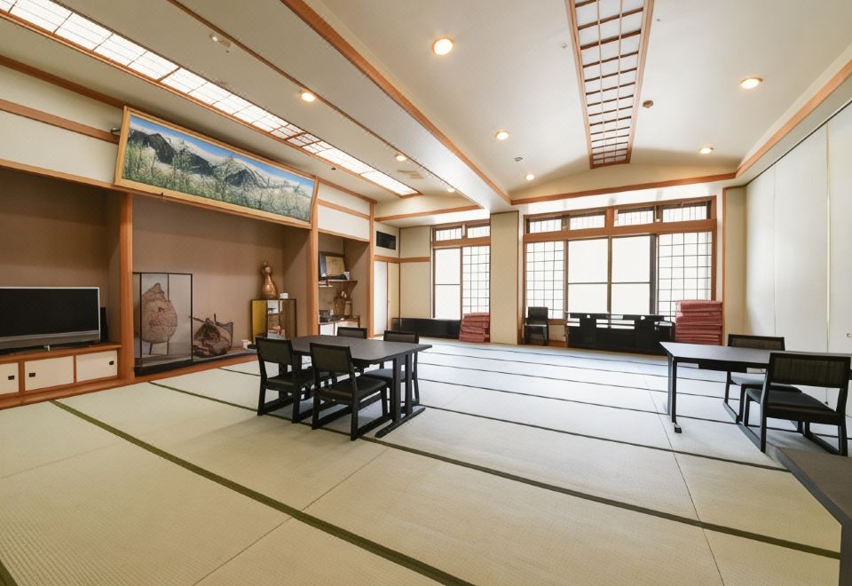 A tatami room opens toward a bright garden.