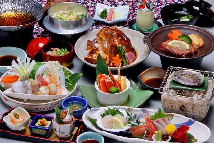 Kanoya Kourakuen with a colorful Japanese dinner centered on seafood and hotpot.