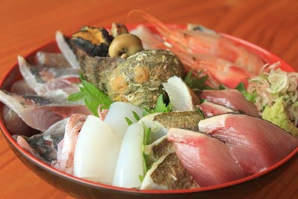 Choka no Yado Takahira with fresh seafood arranged in a colorful ceramic bowl.