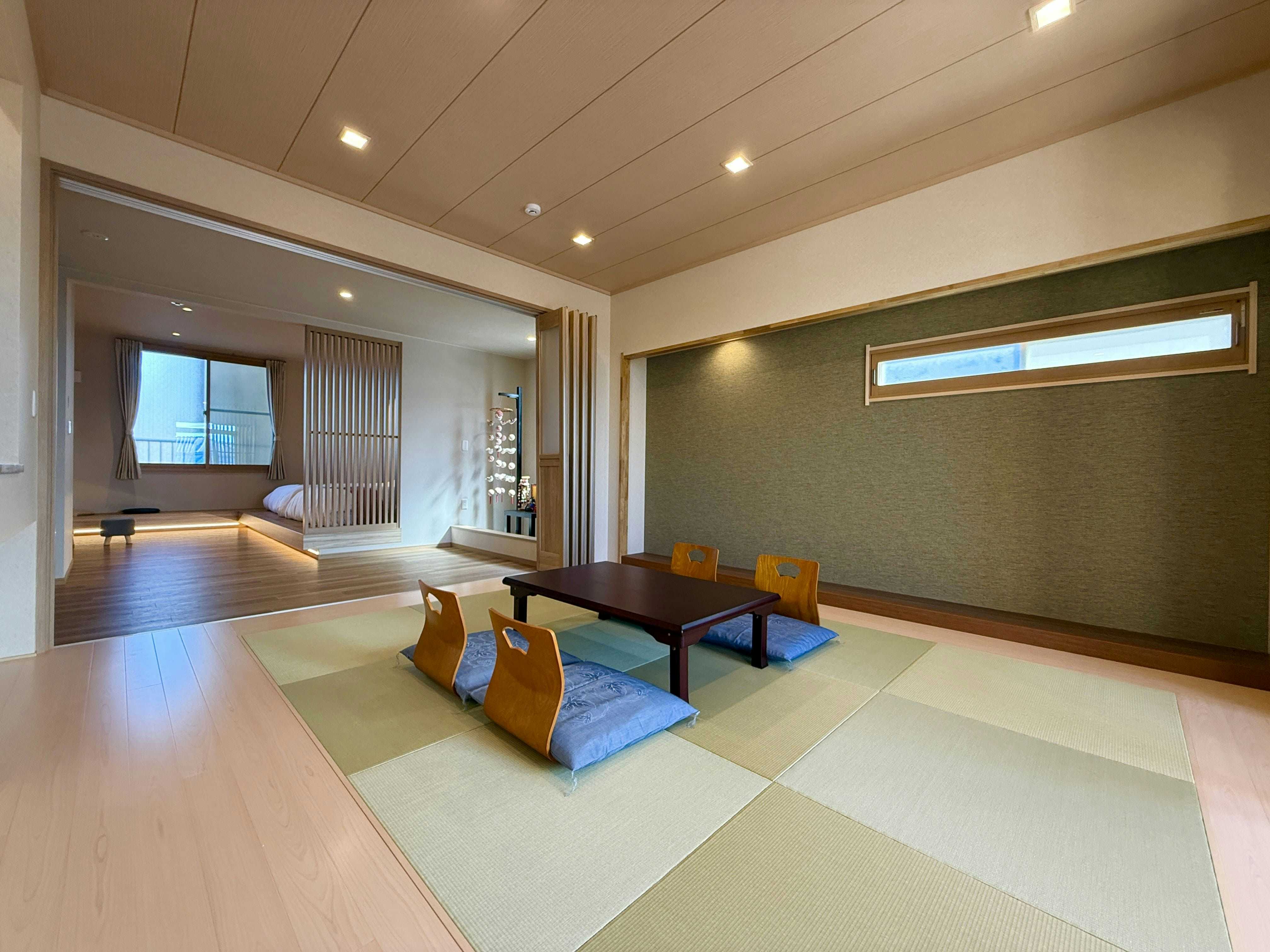 Onjuku Onsen Ise Ebi & Awabi Specialty Inn Ohno-so with a bright tatami suite with raised sleeping alcove.