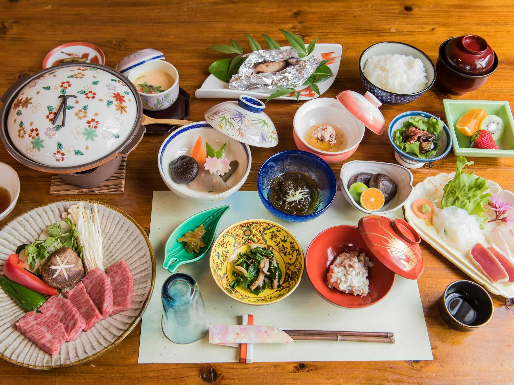 Yufu no Yado Kifuu with a complete Japanese dinner served across colorful bowls.