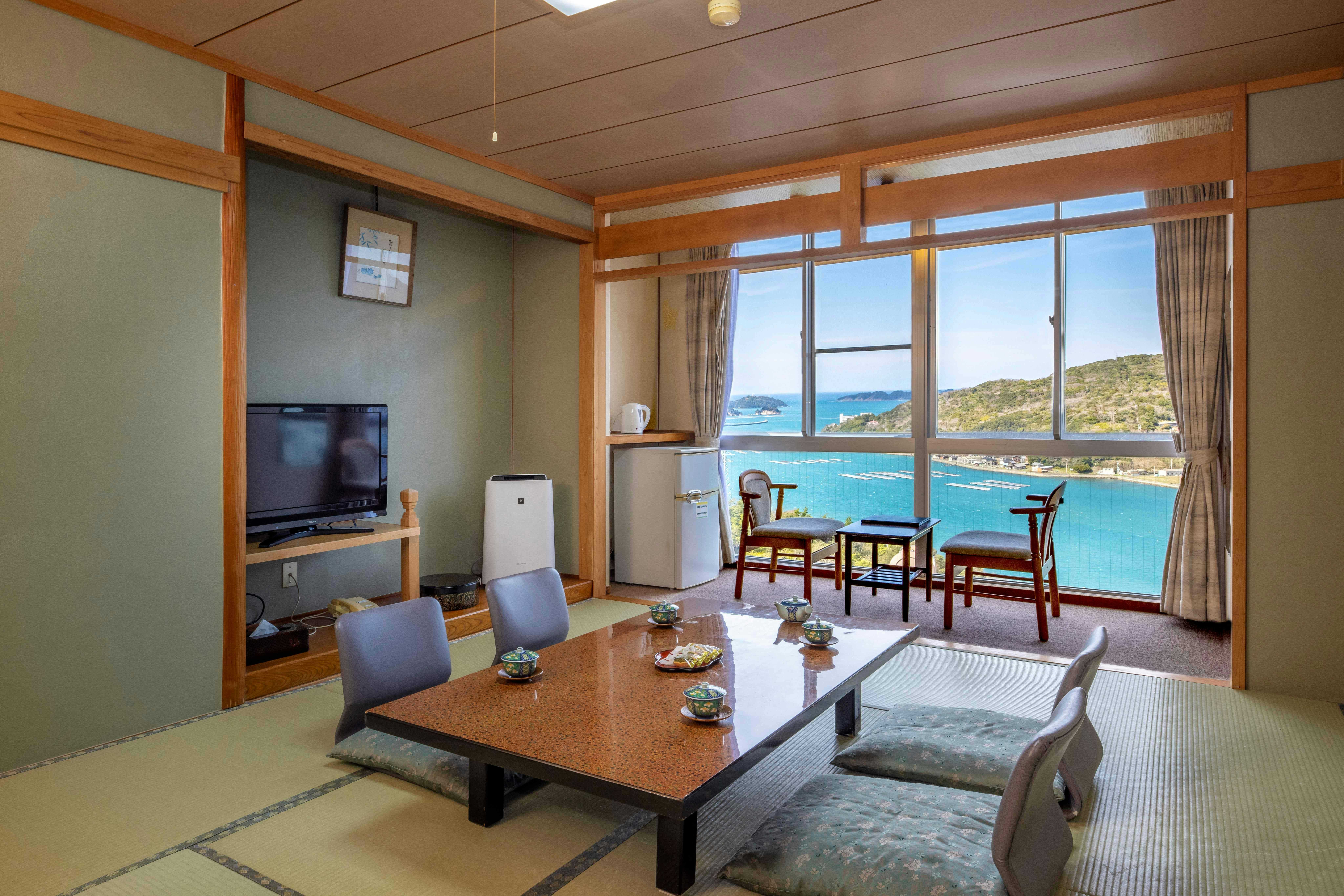 Arashima Onsen Yumoto Ama no Shima with a tatami room with low table and bright bay view.