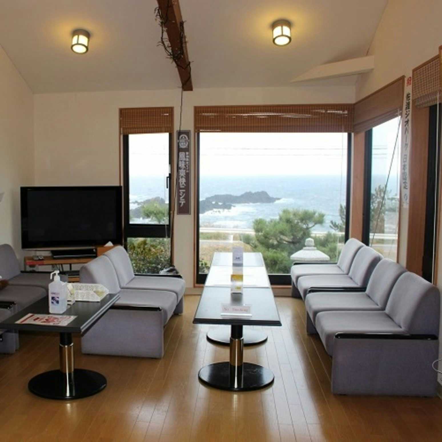 Sado Aikawa Onsen Isaribi no Yado Doyu <Sado Island> with a comfortable lounge overlooking the blue ocean.