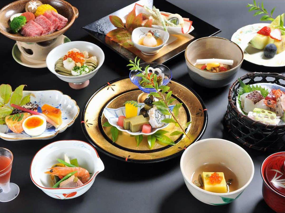 Watazen Ryokan with a refined Japanese dinner arranged across black lacquerware.