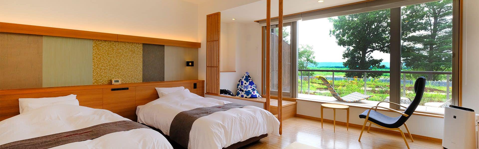 Kangetsuen with a bright twin bedroom overlooking green lawns.