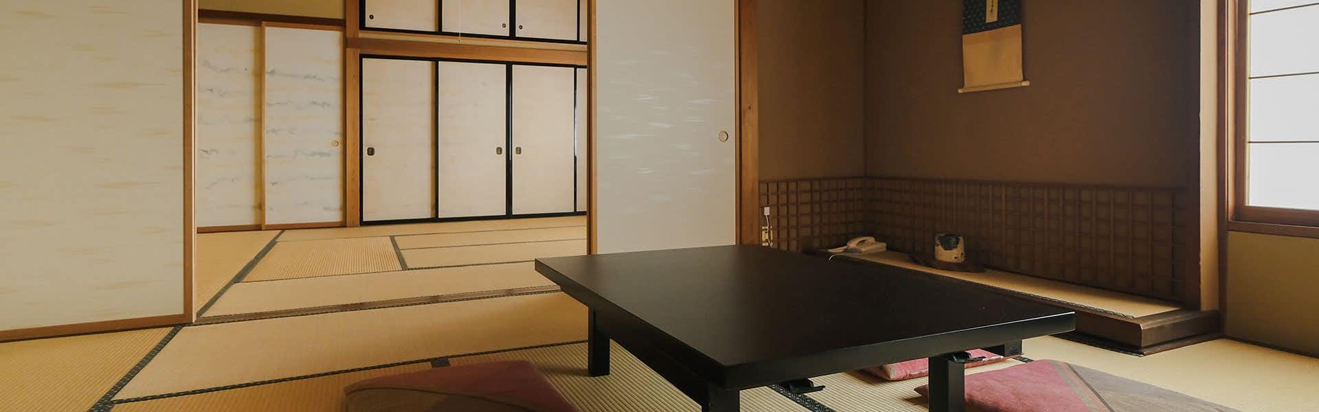 Shinshu Zenkoji Yakuoin with a compact tatami room with low table and shoji doors.