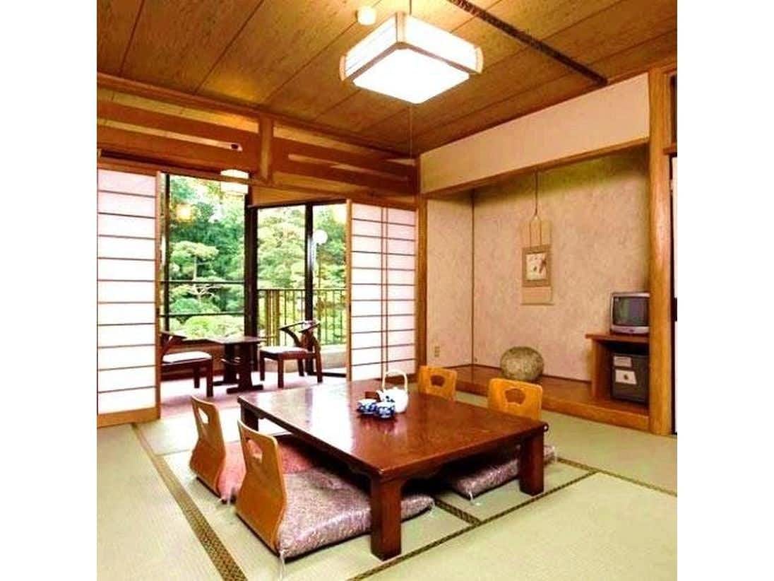 Yanagawa Shirayagisou with a traditional tatami room with low table and garden window.