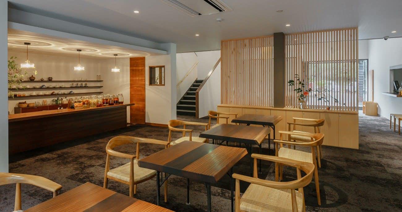 Iwami no Yu Mimata Onsen Nagomi Yuyado Kanagi with a bright lobby with timber chairs and reception counter.