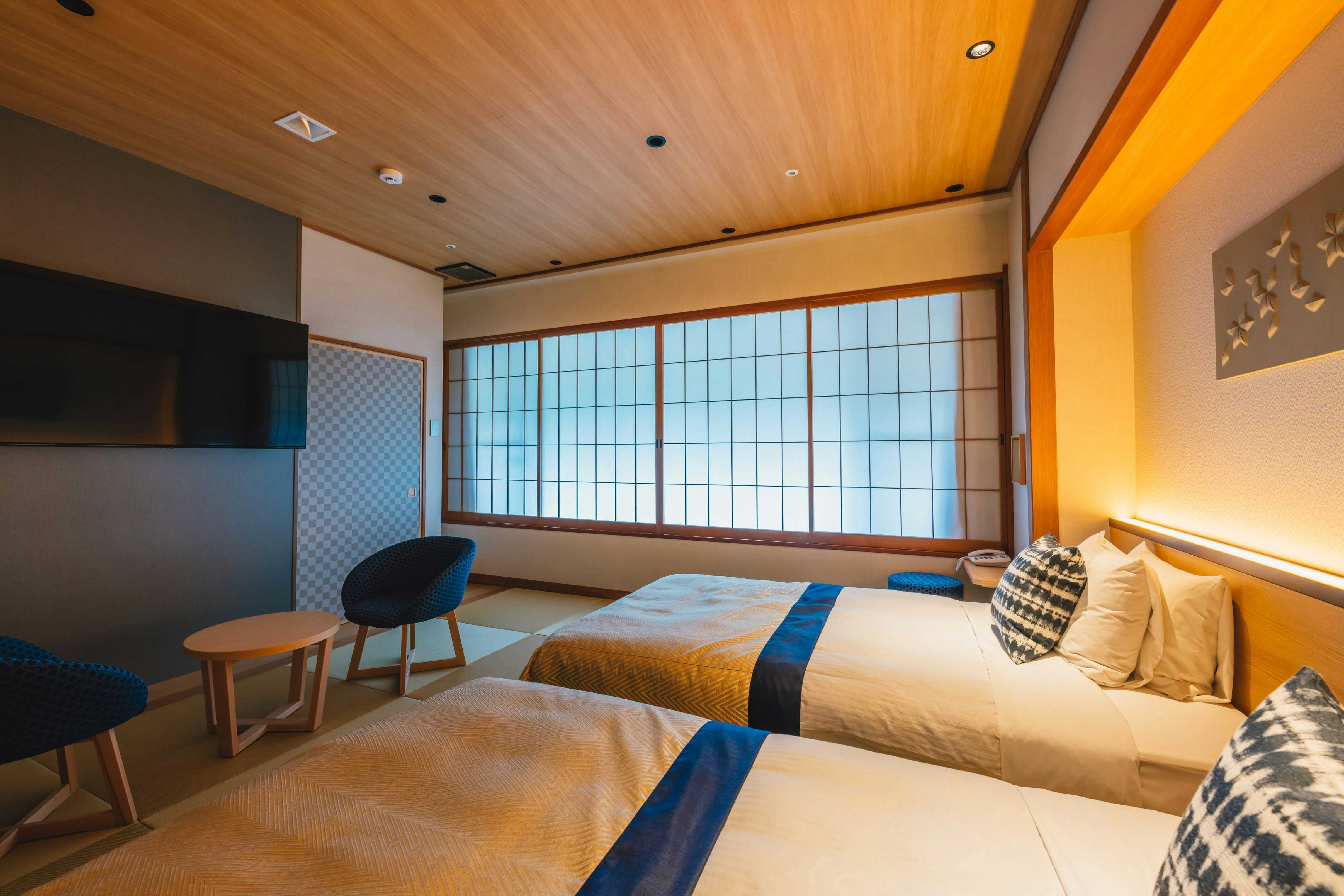 Tsuetate Keiryu no Yado Daishizen with a modern twin bedroom with timber ceiling and blue accents.