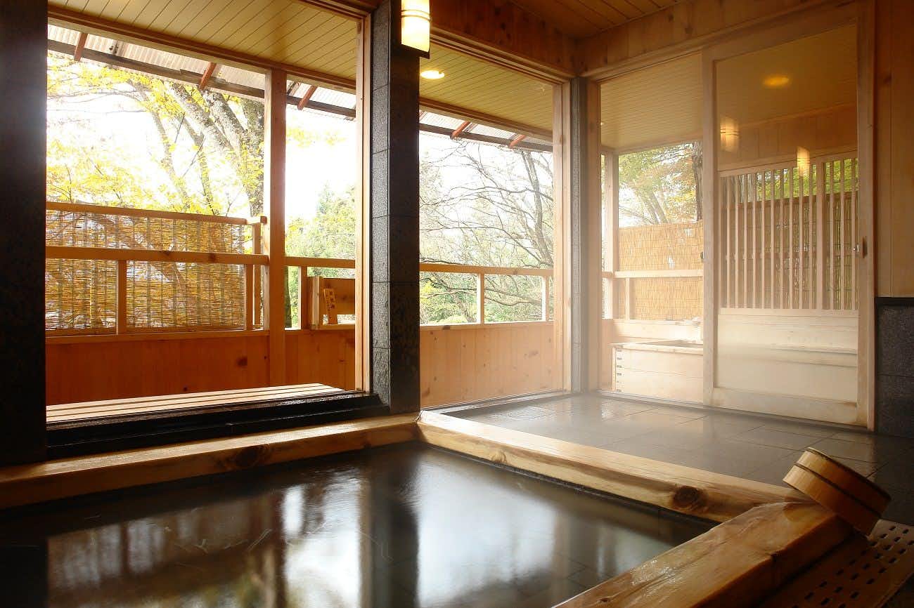 Hida Takayama Futari Shizuka Hakuun with a private timber bath overlooking spring foliage.
