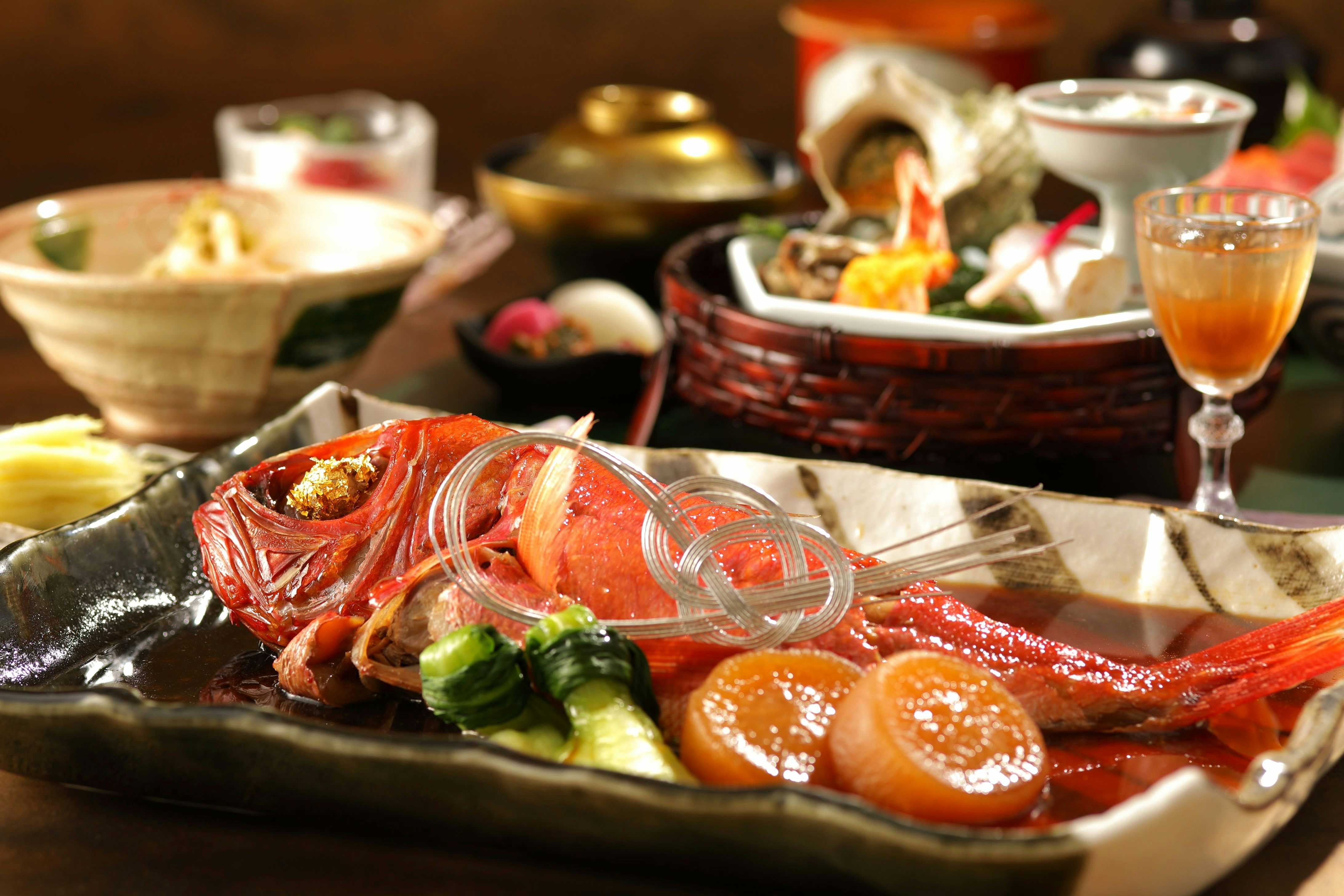 IzuniSouyunoKakurezato Mibunoshou plated meal arranged across ceramic dishes and lacquered tableware.