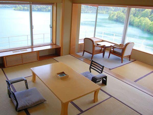 Shikaribetsu Kohan Onsen Hotel Fusui with a bright tatami room with low table and lake windows.