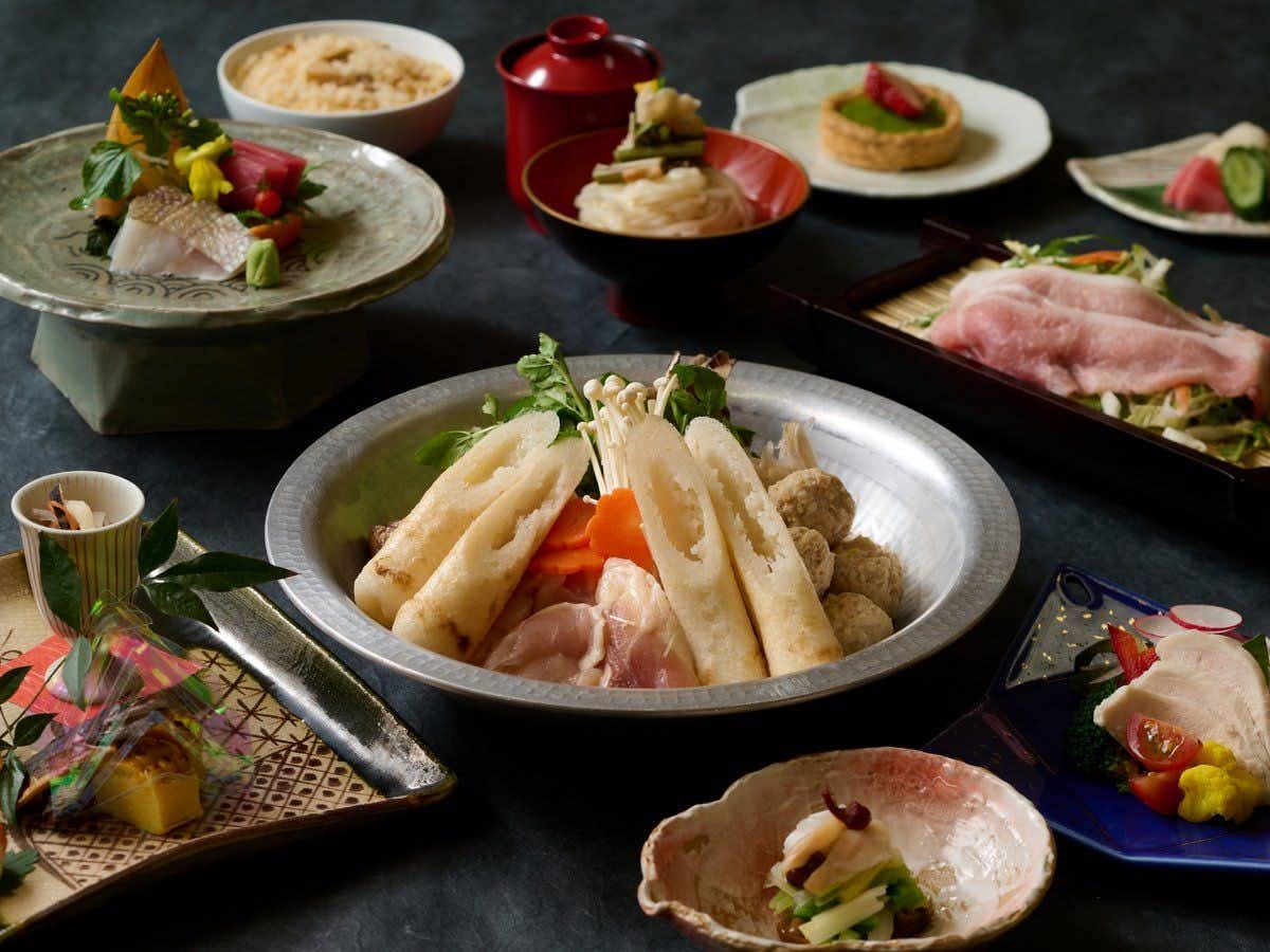 Katakuri no Hana: A Japanese dinner centered on hotpot and sashimi.