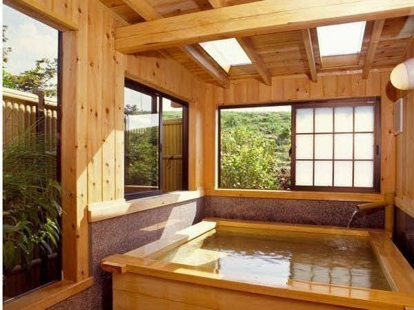 Hikari Usagi no Yado Arakawa-so Wooden bathing area with square soaking tub, bench seating, skylights, and vegetation visible through windows