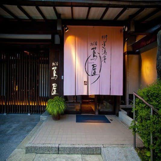 Kaido Roman On-yado Tsutaya with a traditional entrance framed by dark beams and white noren.