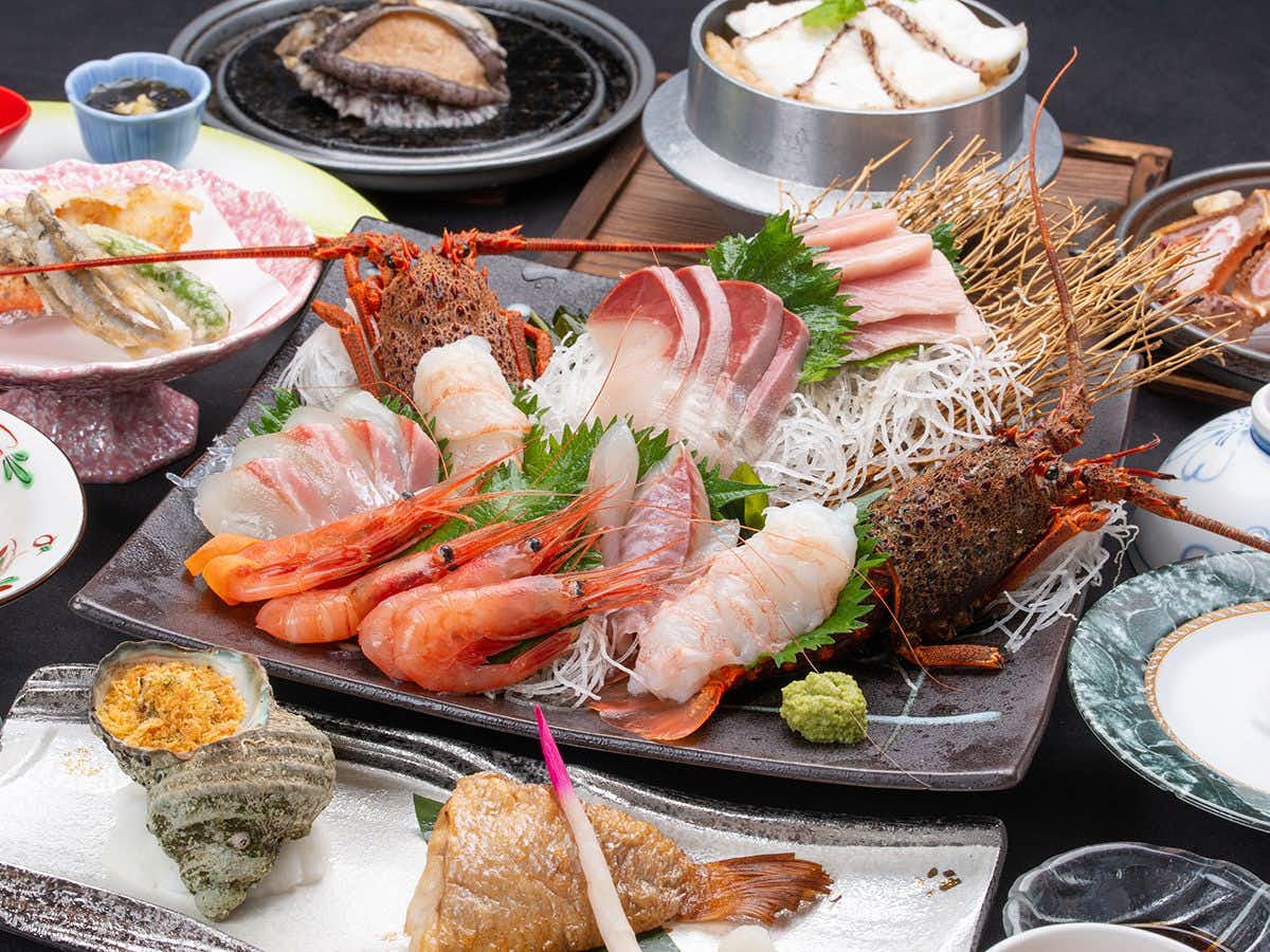 Kani to Katsugyo Ryori no Yado Kaifutei Teradomari Nihonkai with fresh seafood arranged on a large decorative platter.