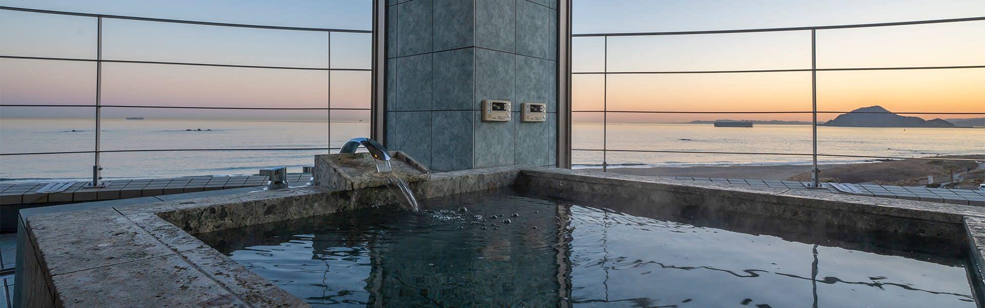 Yume Tsumugi no Yado Tsuki no Nagisa with a private stone bath facing the evening sea.