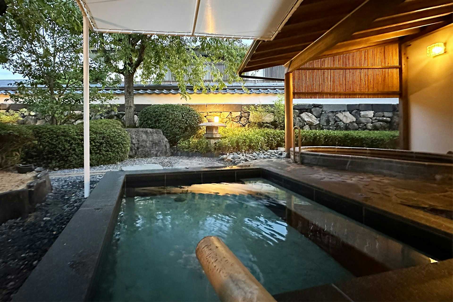 Hagijo Sannomaru Hokumon Yashiki with a private open-air bath beneath a timber shelter.