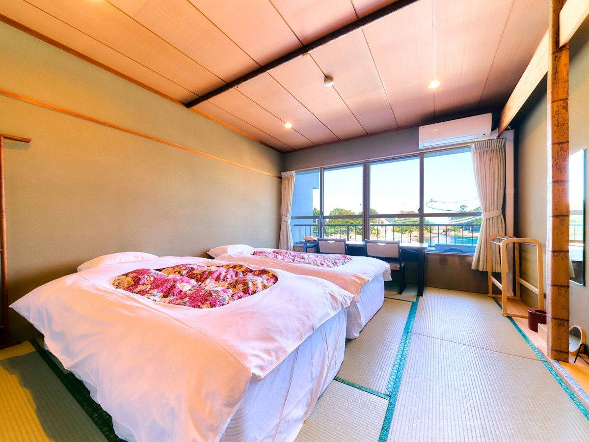 Kutsurogi no Yado Misaki with a bright guest room with twin beds and harbor windows.