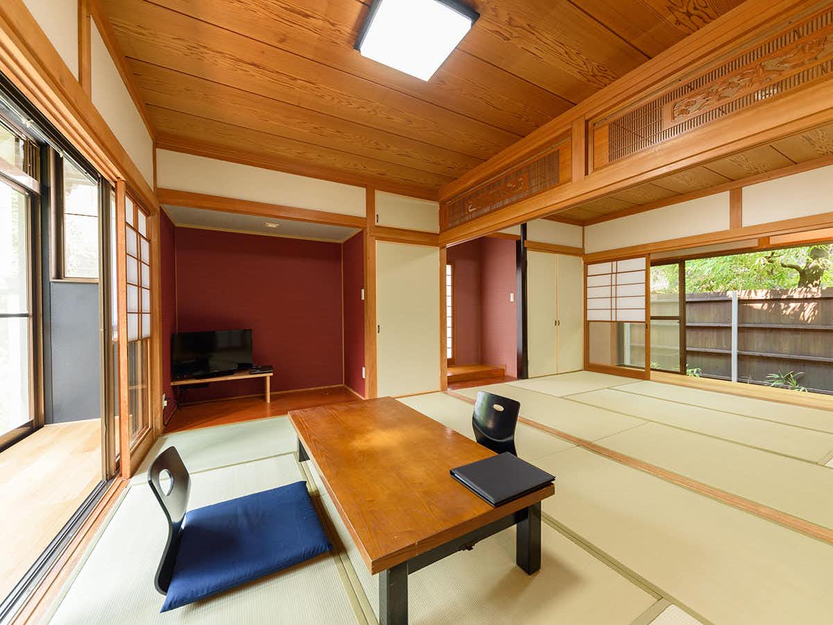 Yufuin Iyotomi with a quiet tatami room with low table and garden windows.