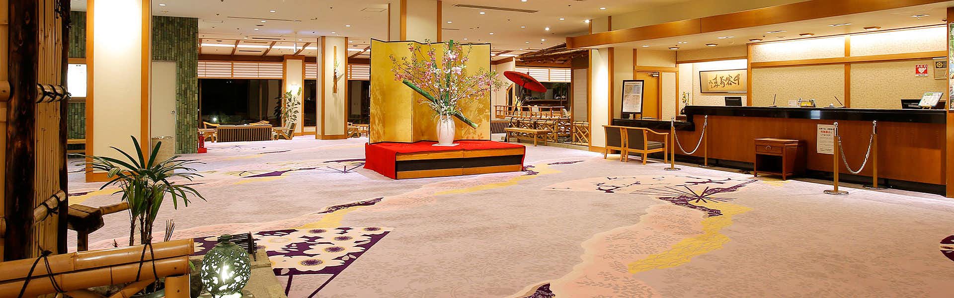 Kawaji Onsen Yukemuri no Sato Kashiwaya with a spacious lobby with a reception desk and red seating.