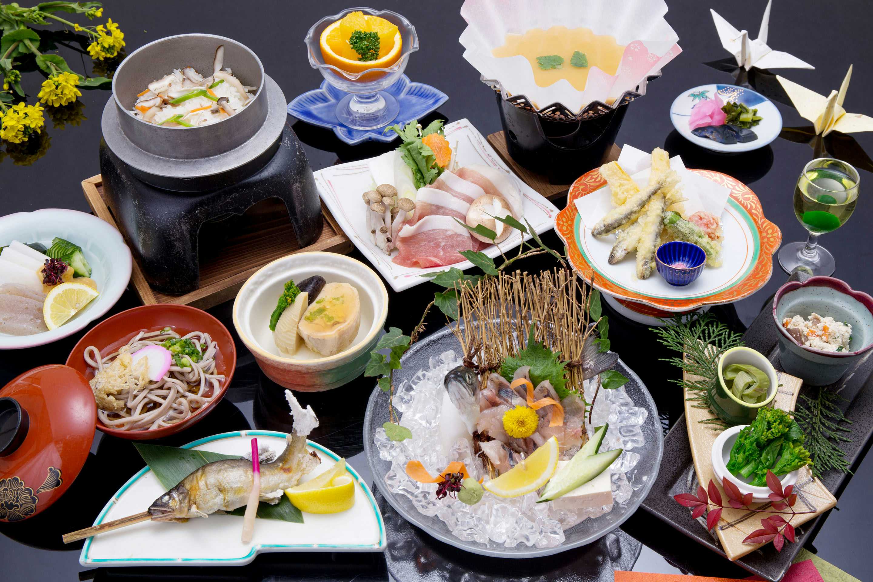 Sunriver Oboke with a seasonal Japanese dinner arranged around sashimi and hotpot.