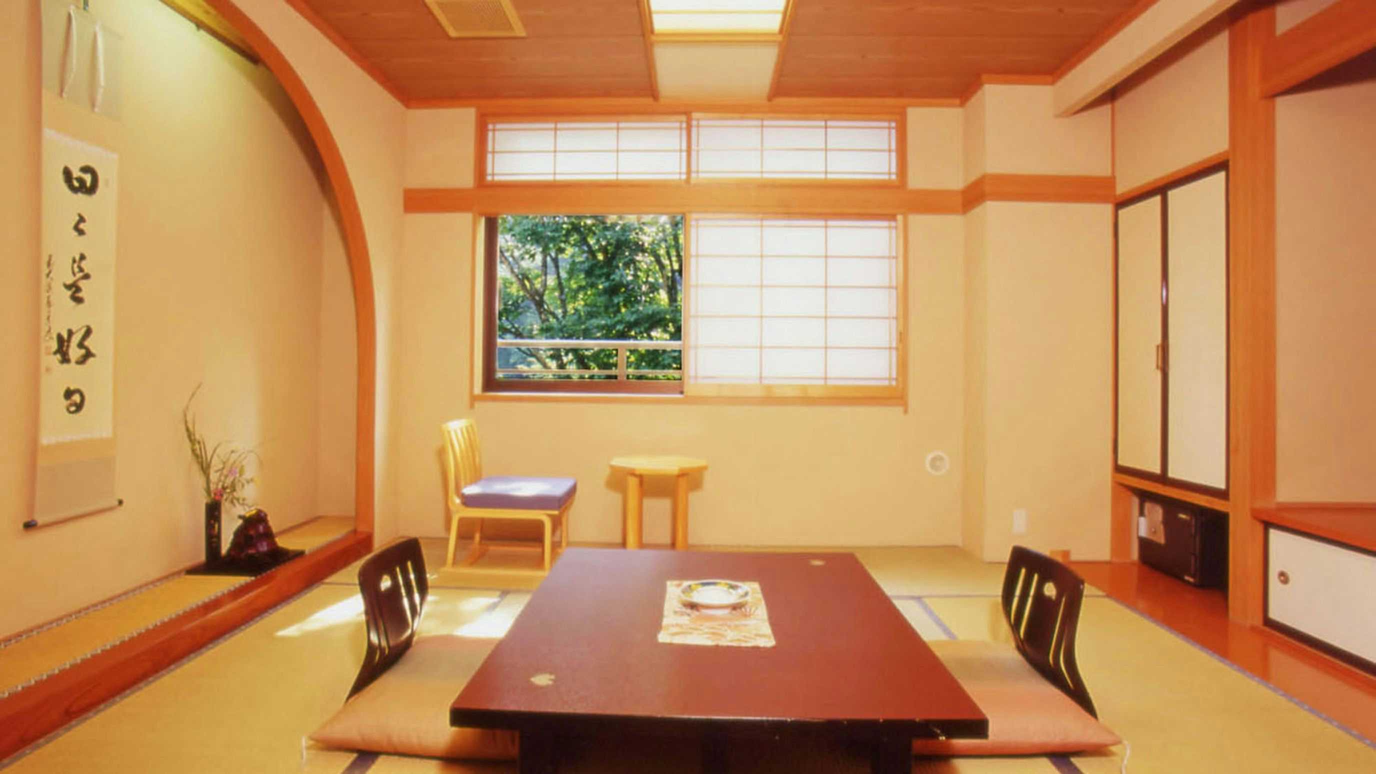 Yunoyado Yamabato tatami room with a low table and window seating