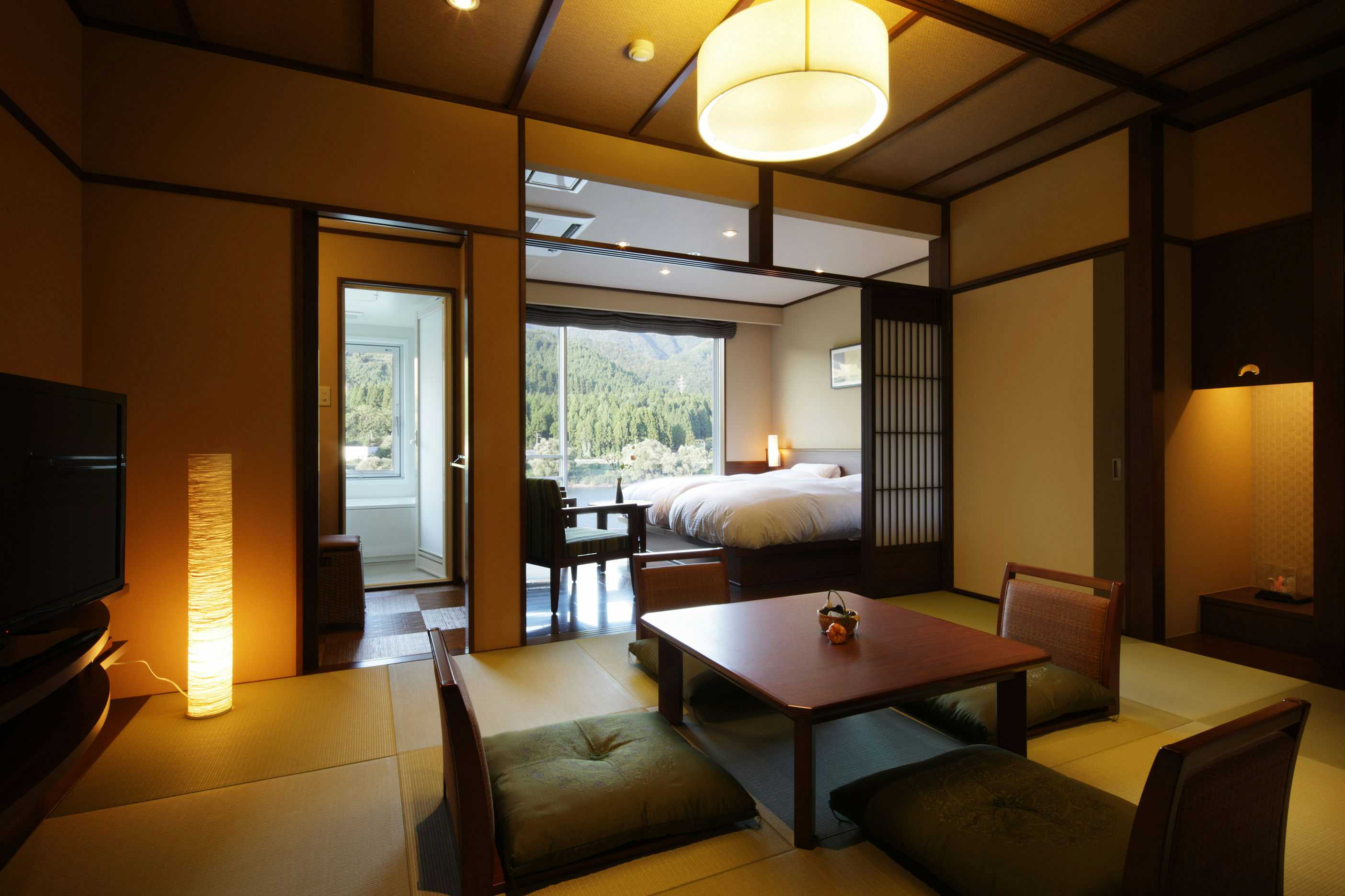 Sakihana Onsen Suigyoku no Yu Satorikan with a comfortable suite combining tatami lounge and western beds.