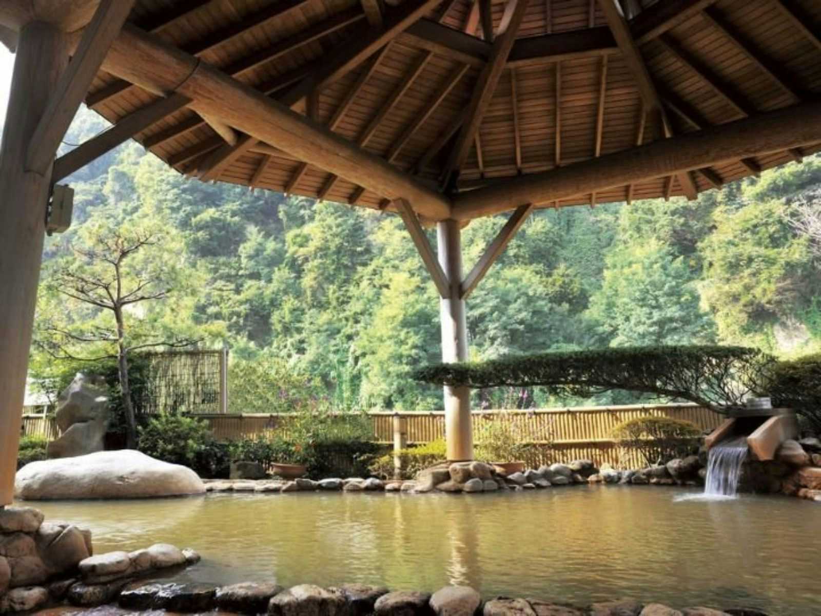 Susobana Gorge Natural Hot Spring Inn Uruoi-kan with a broad open-air mineral bath surrounded by mountain greenery.