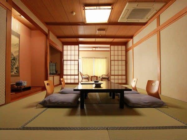 Hikari Usagi no Yado Arakawa-so Red-walled tatami room with low wooden dining table, cushion seating, and latticed shoji screen