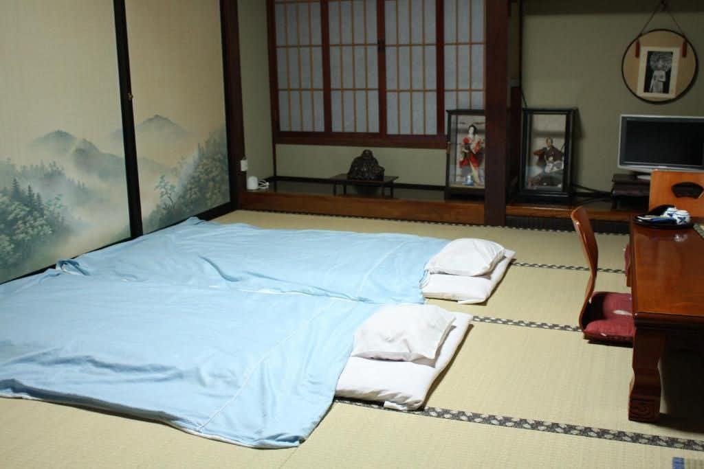Tamonkan with a spacious tatami room prepared with blue futons.