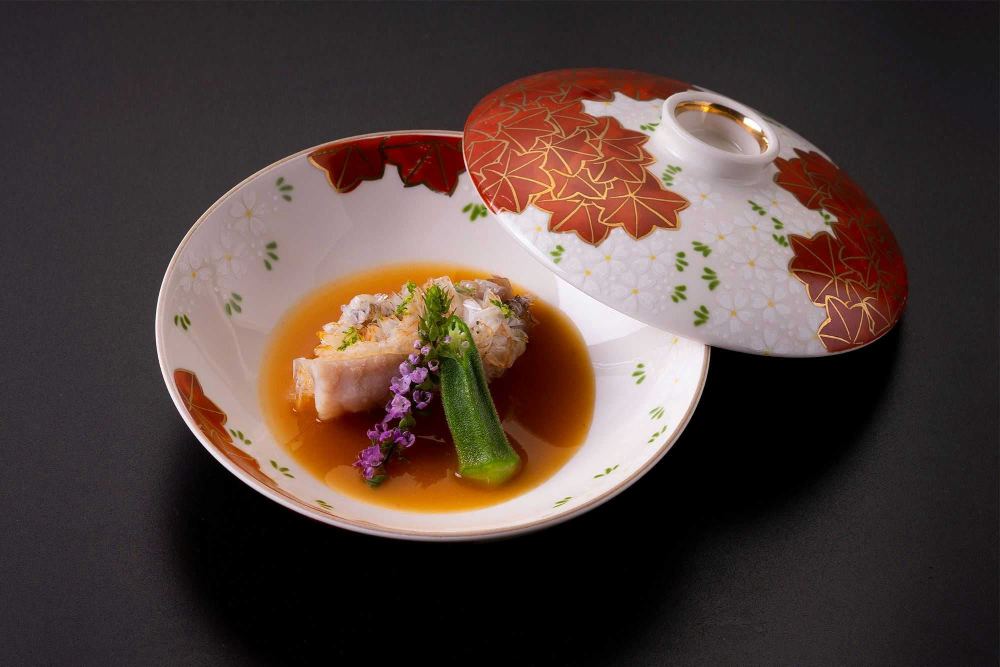 Kappo Ryokan Shinkanou with a refined seasonal course presented on patterned ceramic plates.