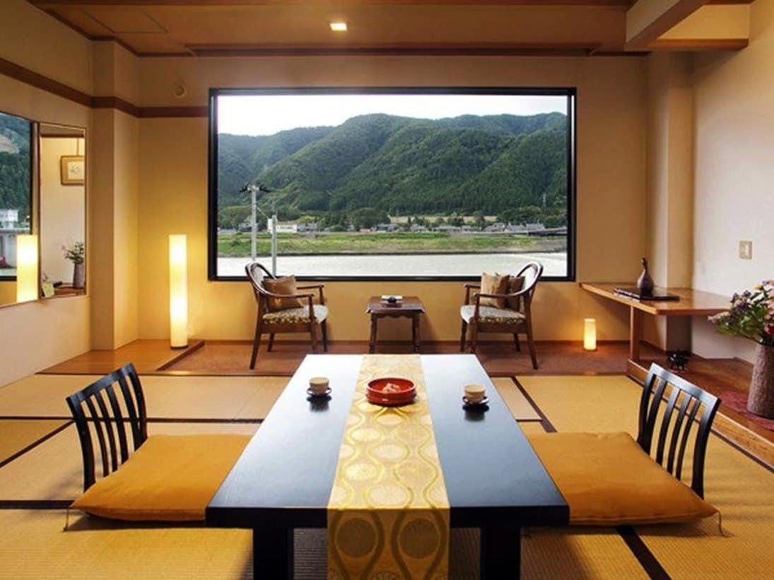 Yurariyura Mizutori no Yado Sakihana with a spacious tatami room overlooking forested hills.