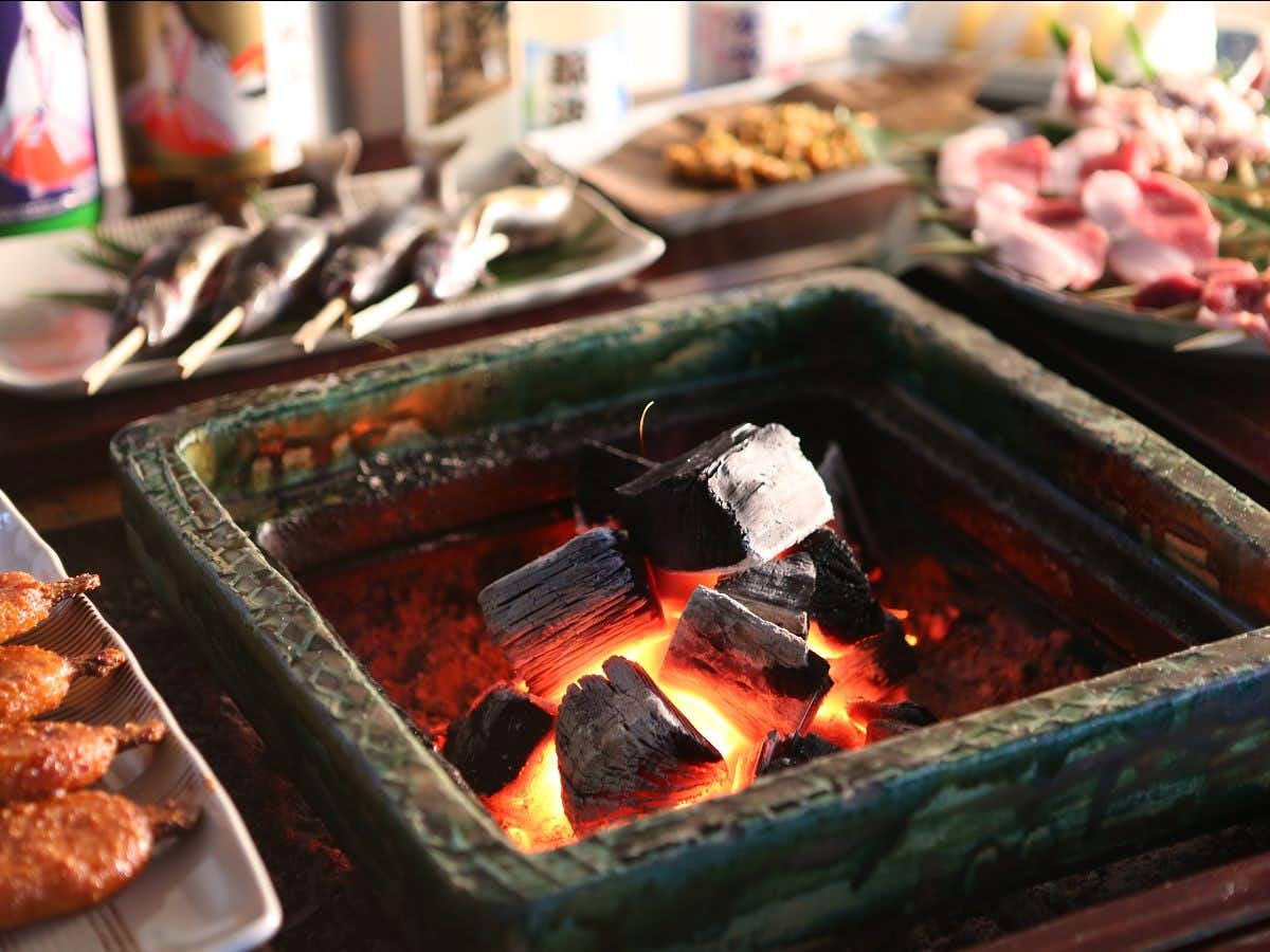 Iwamura Sanso at the Foot of the Castle with an irori hearth glowing beneath skewered river fish.