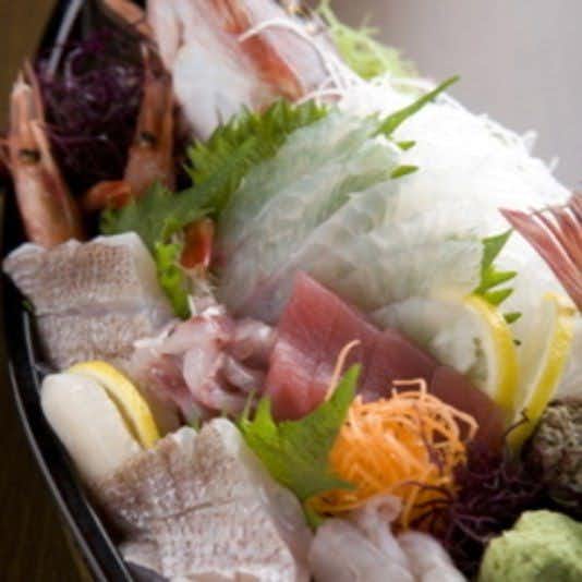 A Small Inn with Natural Hot Spring Flow: Ayu no Kaze Platter of pink and pale slices with shredded garnish, green leaves, a yellow wedge, and green paste